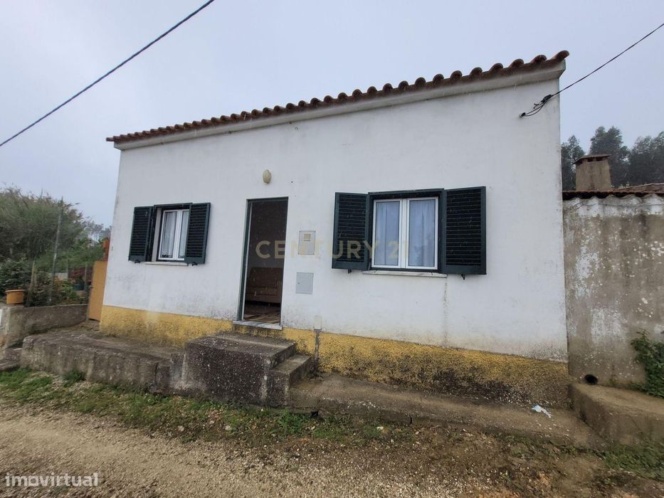 Moradia T2 isolada remodelada com jardim em Alenquer - Casais Brancos