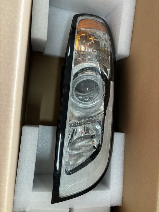 Otica direita Volvo V40