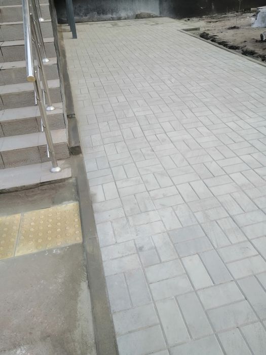 Укладання тротуарної плитки в дворах, на кладовищі