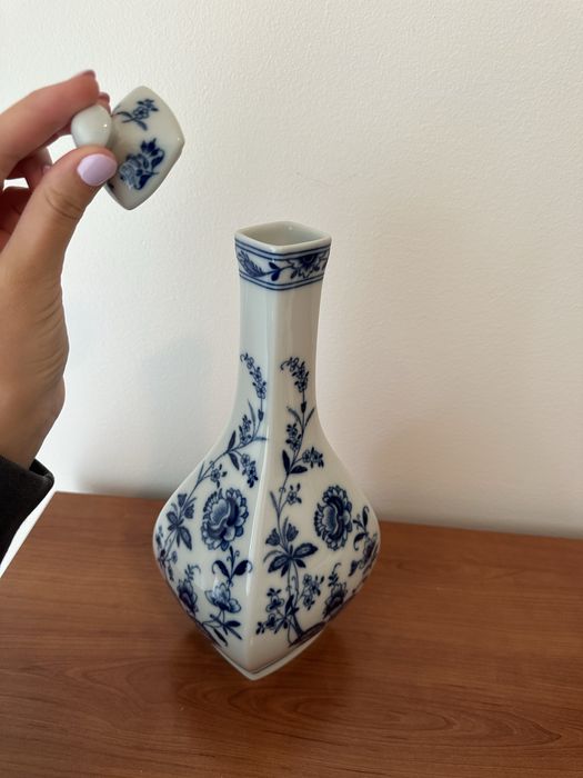 jarra de gargalo fino Vista Alegre com o motivo Margão