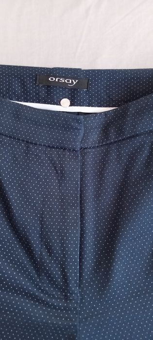 Granatowe spodnie w kropki