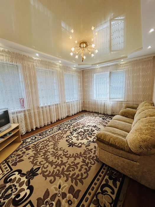 Продаж окремоі половинки будинку  з окремим заіздом .