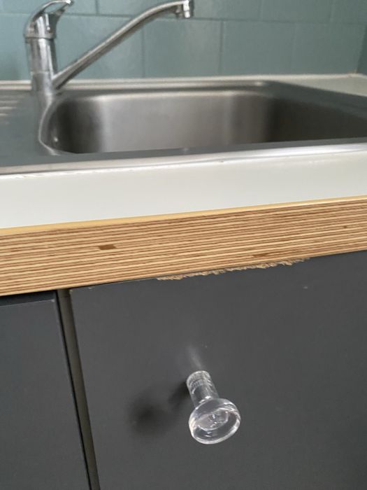 Szafki kuchenne (bez AGD), wszystkie widoczne na zdjeciach.