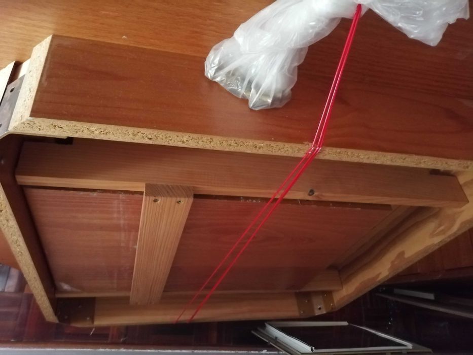 Mesa redonda extensivel e cadeiras madeira maciça.