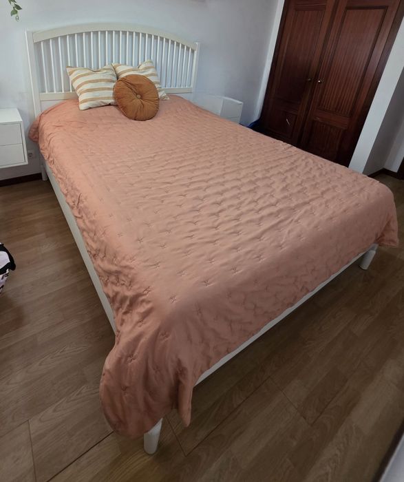 Cama de casal com estrado.