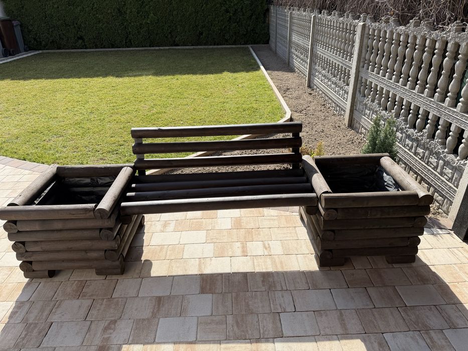 Ławka ogrodowa z donicami