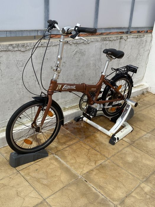 Bicicleta para estrada e apartamento com a respetiva base
