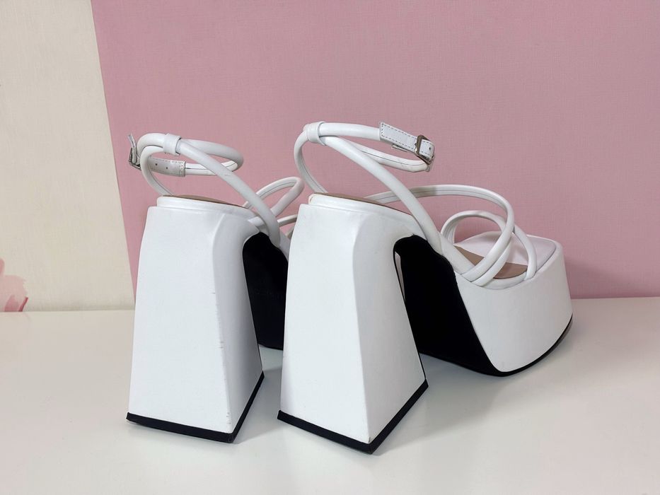 Шкіряні босоніжки на каблуку білі Miraton