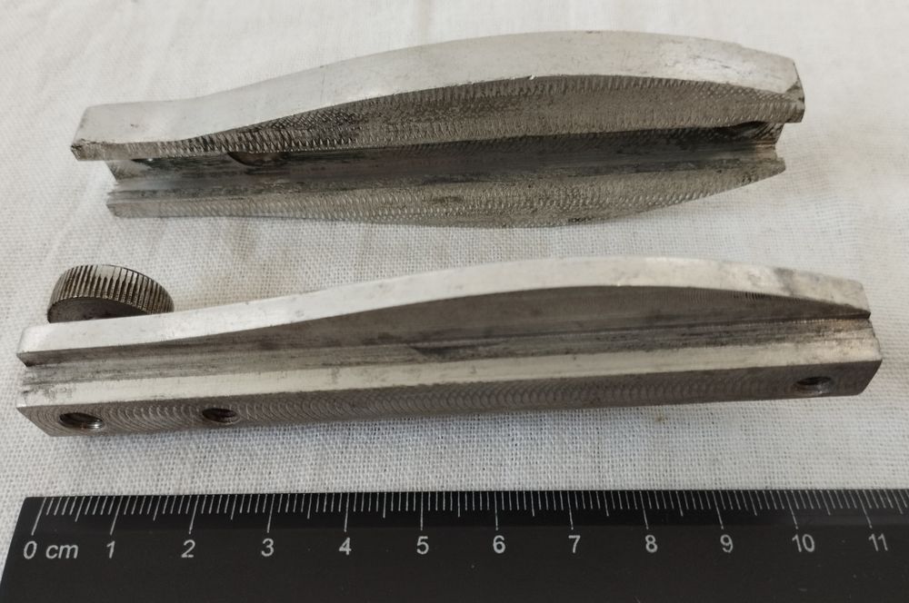 Держатель для бокового зеркала в автомобиле.