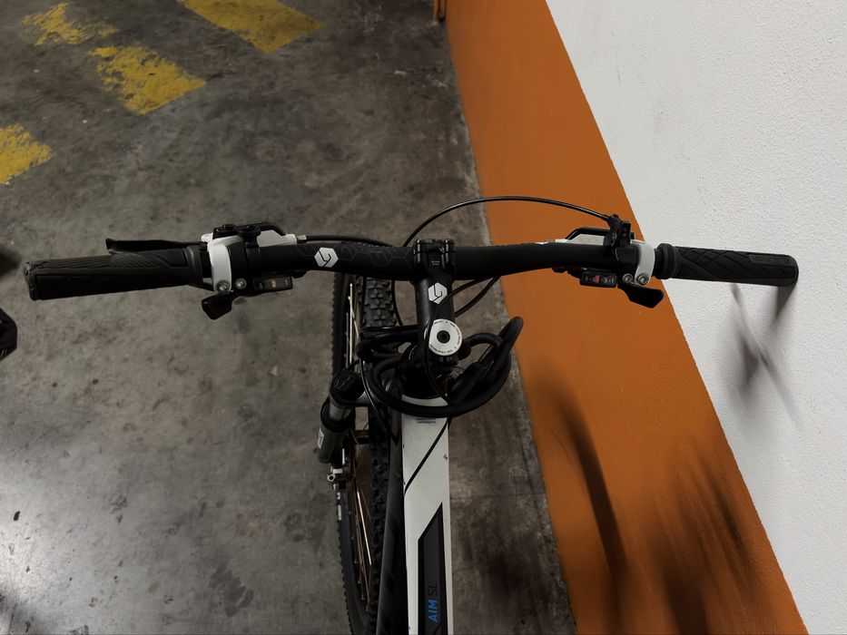 Bicicleta BTT CUBE Aim SL 29” + 2 Capacetes – Excelente Estado