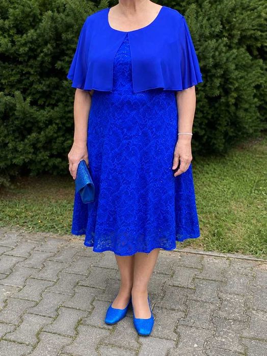 Elegancka chabrowa sukienka koronkowa z cekinami i pelerynką