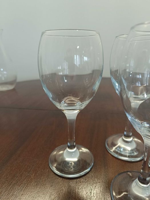 Conjunto de garrafas e copos de vidro