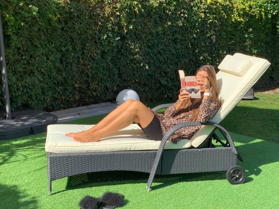 Leżak ogrodowy z kółkami szary technorattan