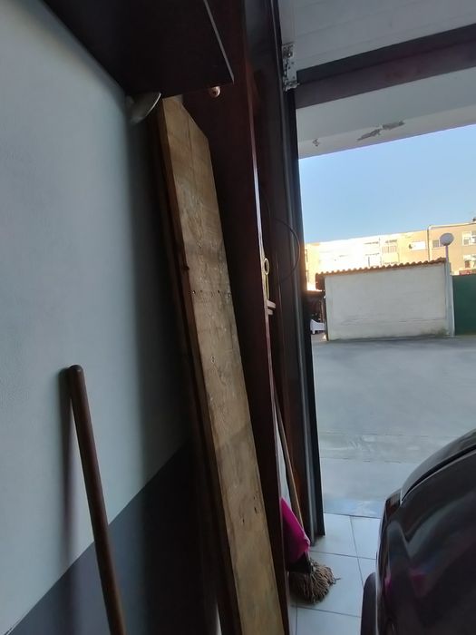 Vendo 2bancos  de madeira