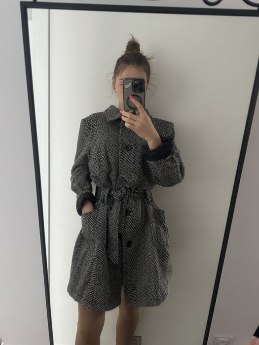 Płaszczyk dłuższy z paskiem