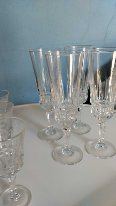 Vendo 6 copos de vinho fino mais 4 copos maiores mais talher de bolo