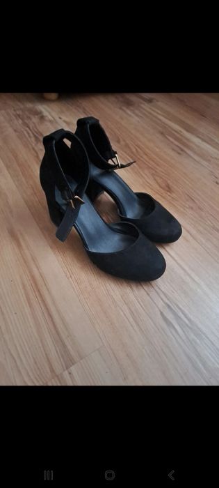 Czarne na obcasie