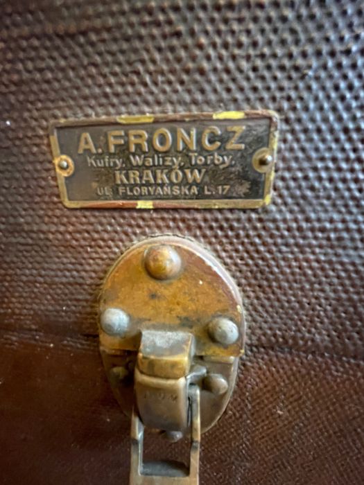 Zestaw starych kufrów