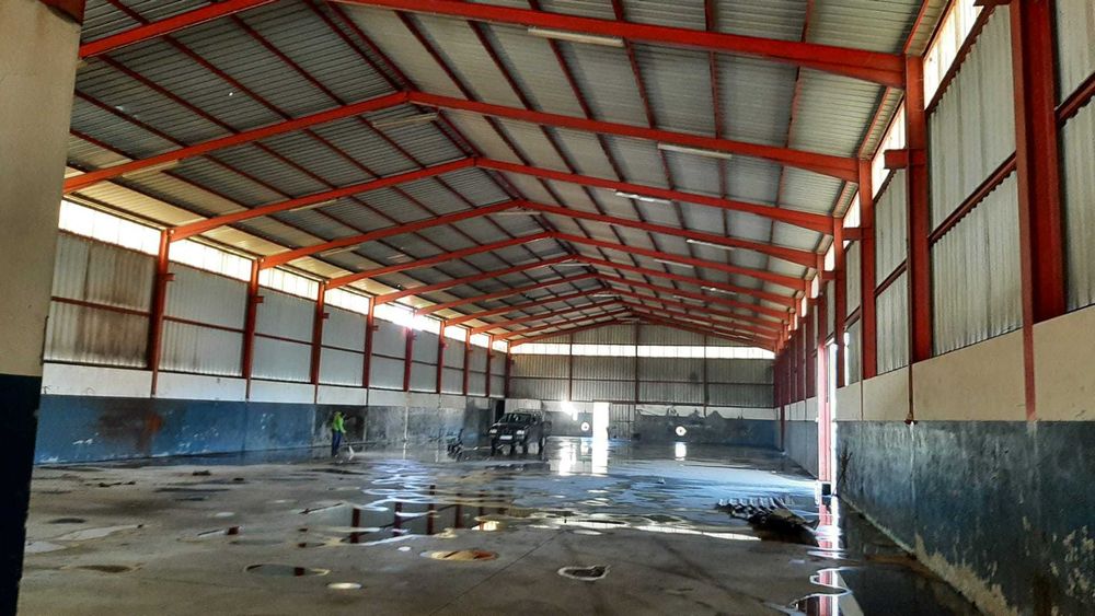 Armazem em Alcanede com 1300 m2 + 200 m2 de logradouro  e 7m de pé direito para alugar !
