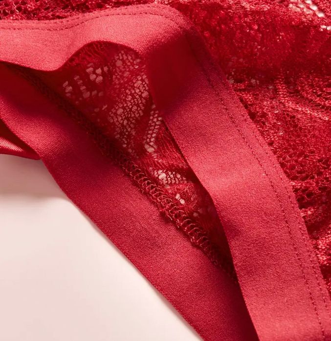 Трусики чорні та червоні (на бедра 117-123 см)