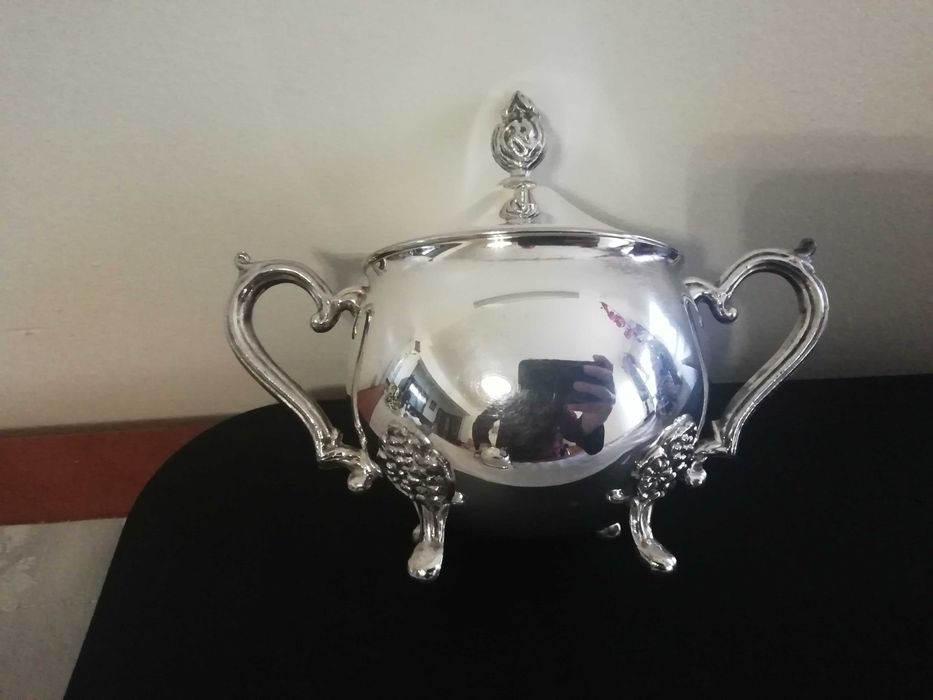 Açucareiro e leiteira em casquinha Inglesa , marca Leonard