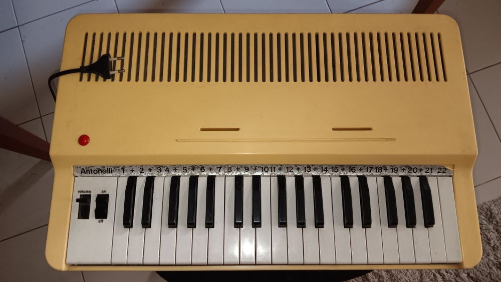 Órgão eléctrico Antonelli.