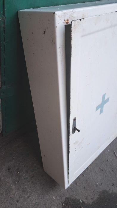 skrynka metalowa apteczka prl medyczna