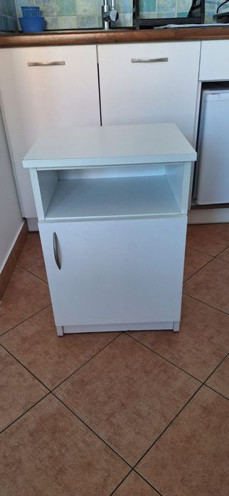 Biała szafka nocna.