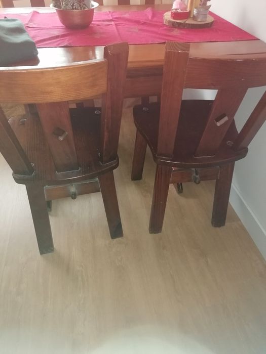 Cadeiras de madeira maciça