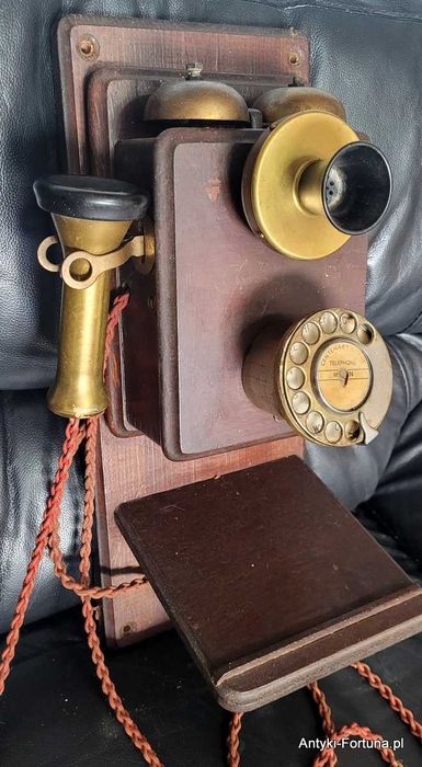 Stary telefon wiszący nr 2