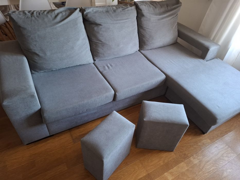 Sofá Chaiselongue Cinzento + 2 Puffs – Praticamente Novo (3 Anos)