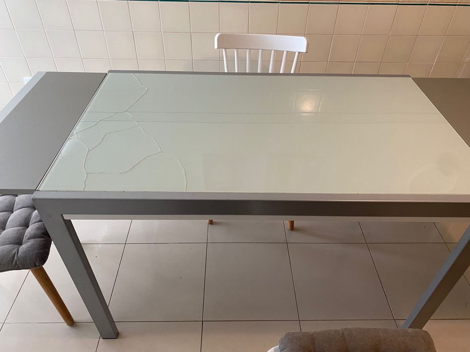 Mesa de cozinha muito elegante extensível , marca Cancio, linha mitto