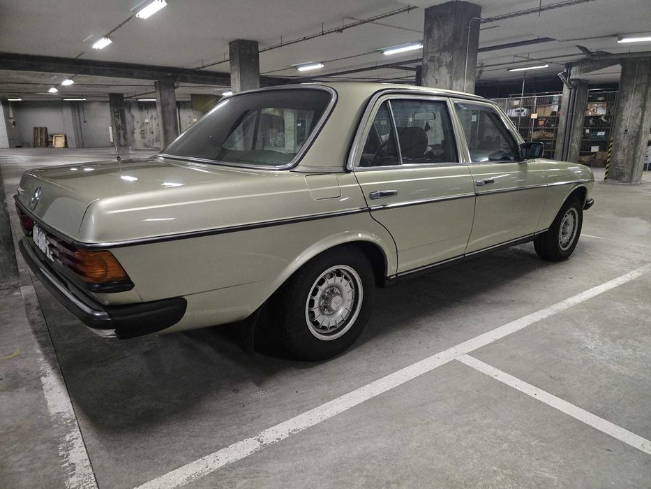 Mercedes 300 D W123 Irrepreensível e original (5 velocidades e A/C)