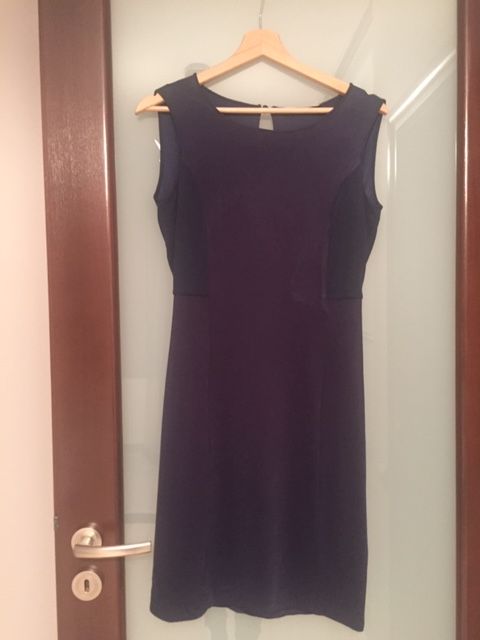 Efektowna granatowa sukienka z odsłoniętymi plecami