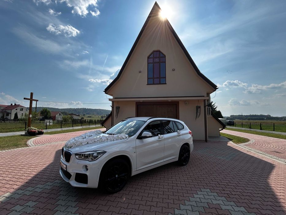 Auto do ślubu białe BMW na uroczystość wesele