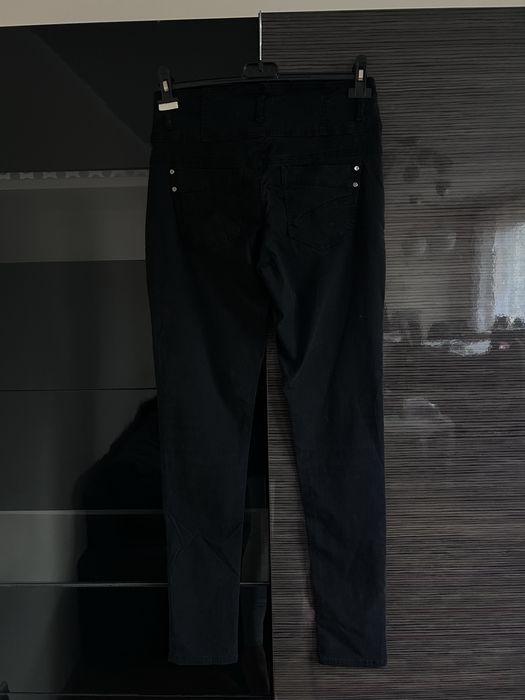Czarne rurki rozmiar M/38 srebrne guziki
