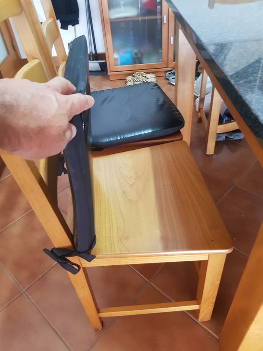 Conjunto de mesa  e cadeiras