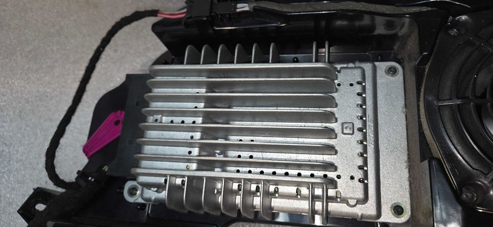 Subwoofer tuba wzmacniacz BOSE Audi A4 B7 kombi kpl