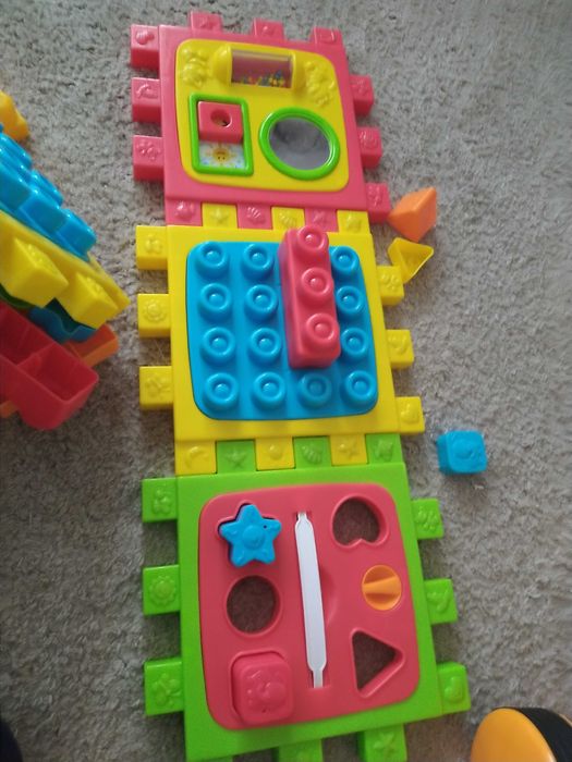 Cubo de encaixe interativo para criança