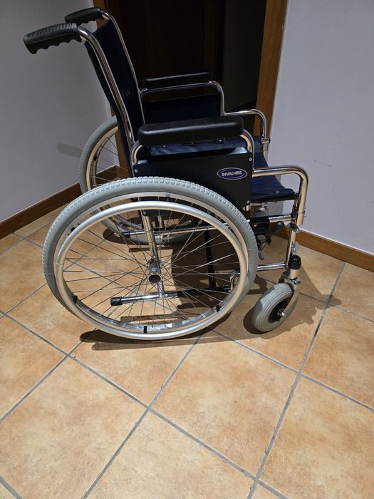 Cadeira de rodas como nova