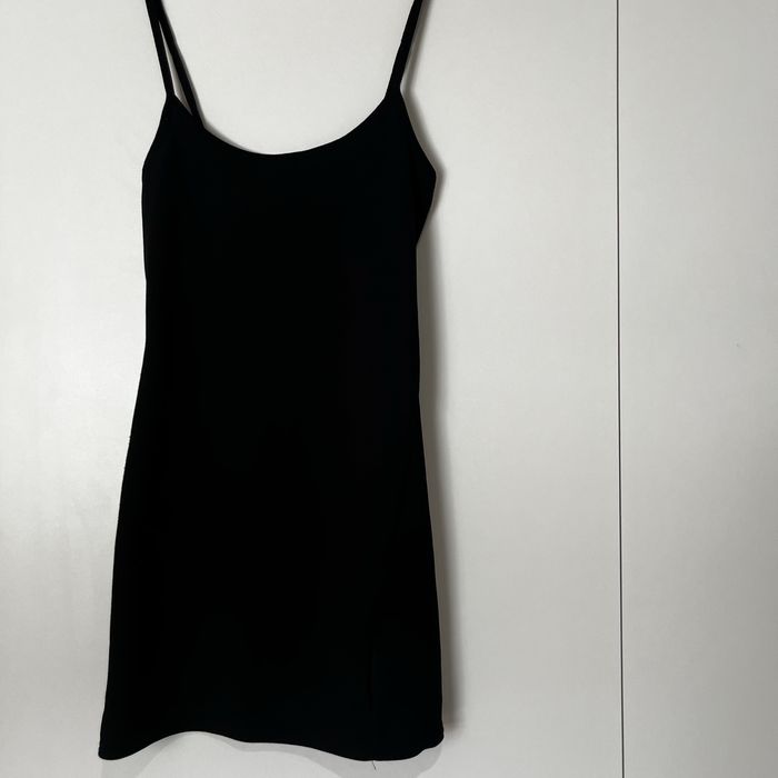 czarna sukienka midi na ramiączkach z rozcięciem prettylittlething