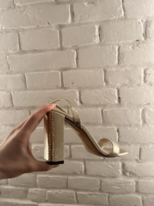 Босоніжки золотистого кольору 38 розмір