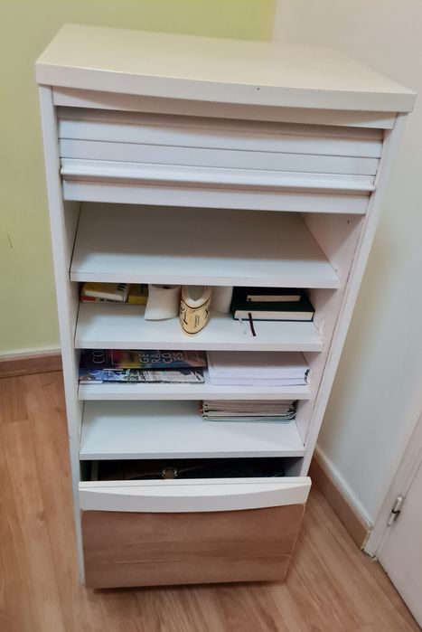 Móvel arquivo branco com persiana lacado e mesa cabeceira.