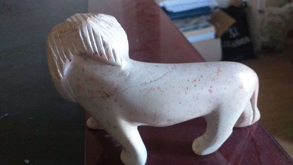 Leão em mármore - em bom estado.