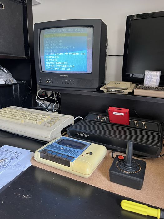 Konsola Atari 2600  + Uno Cart  wygląda jak nowa.