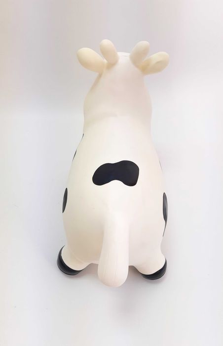 Skacząca krowa krówka skoczek gumowy BS Toys