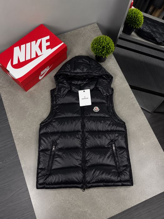 Жилетка Moncler / Жилетки Монклер (Чорна, з капюшоном) Чоловіча / Мужскай / Глянцева / Лакова