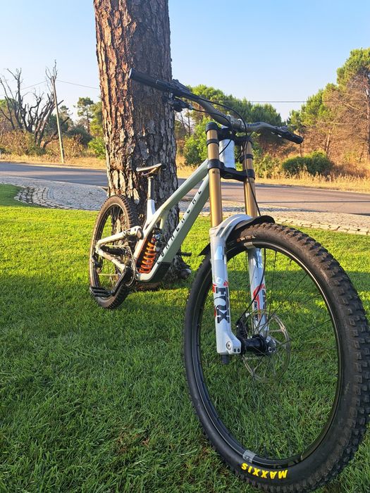 Bicicleta de downhill commencal V5