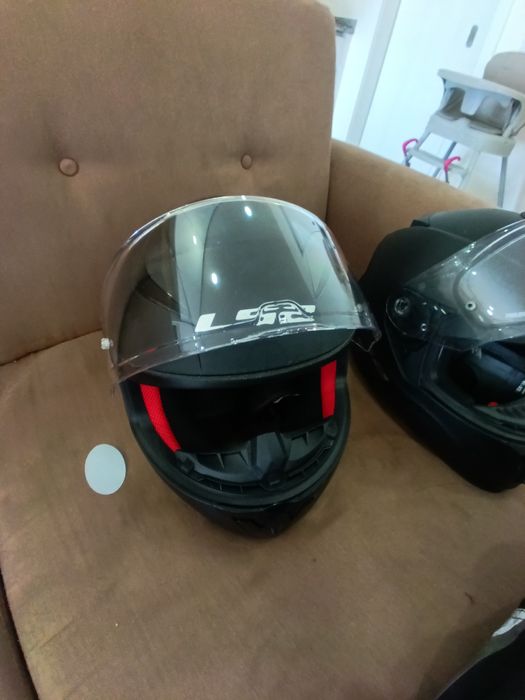 Capacetes e casaco para moto