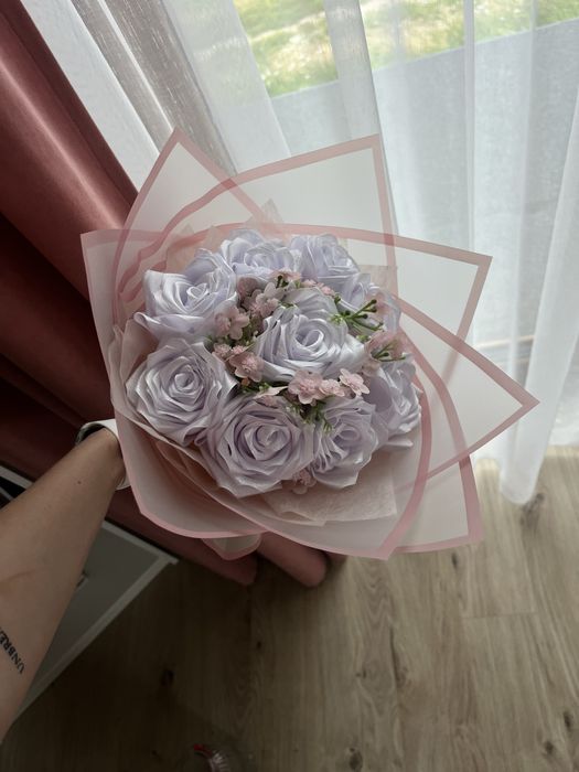 Błyszczący bukiet z 9 białych róż